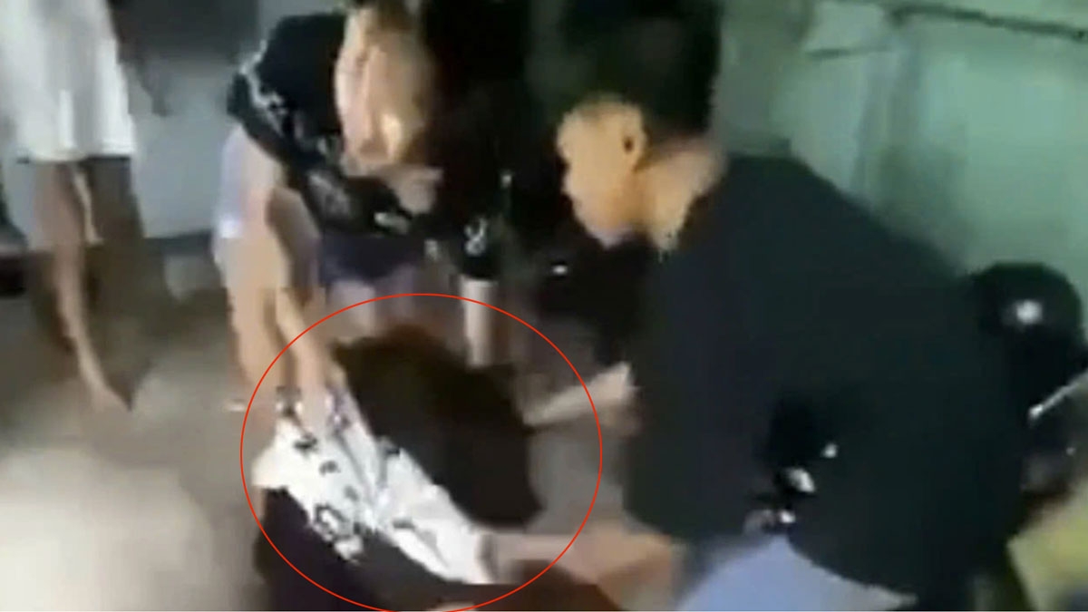 Cảnh V. bị nhóm thanh thiếu niên đánh. (Ảnh: Cắt từ video)