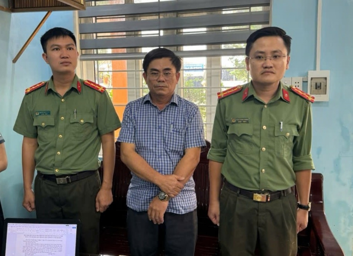 Ông Nguyễn Viết Sơn, Trưởng Ban Quản lý các công trình công cộng huyện Lệ Thủy bị khởi tố, bắt tạm giam. (Ảnh: Công an Quảng Bình)