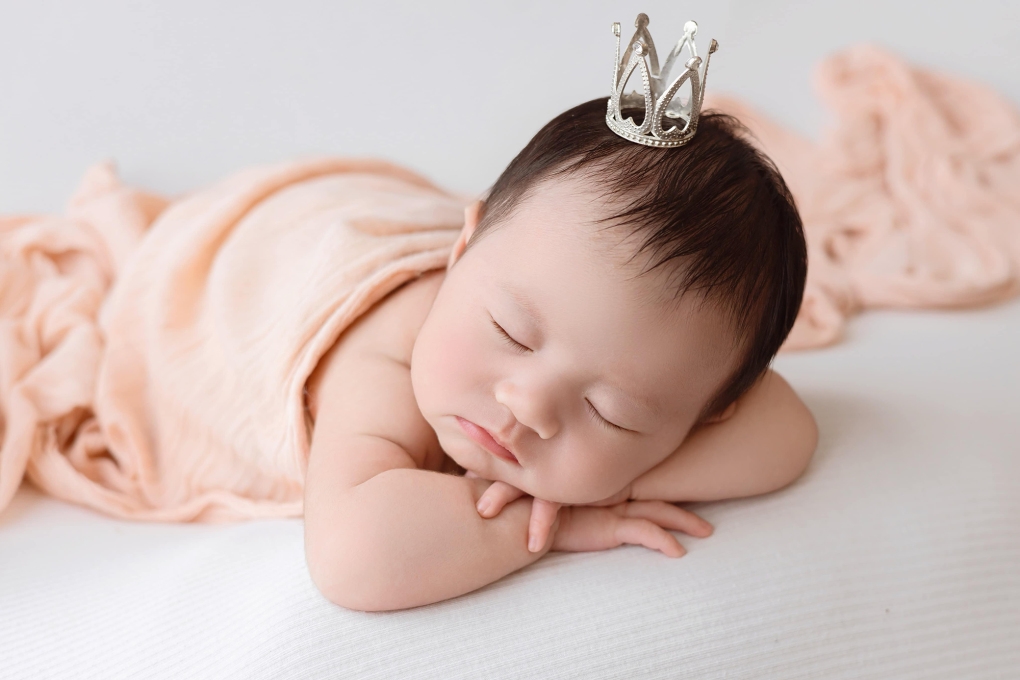 Siêu mẫu Võ Hoàng Yến hé lộ những khoảnh khắc đáng yêu của con gái Nubi khi bé tròn hai tháng tuổi. Trong bộ ảnh đầu đời, em bé ngủ say và được mẹ cho đội chiếc vương miện tí hon.