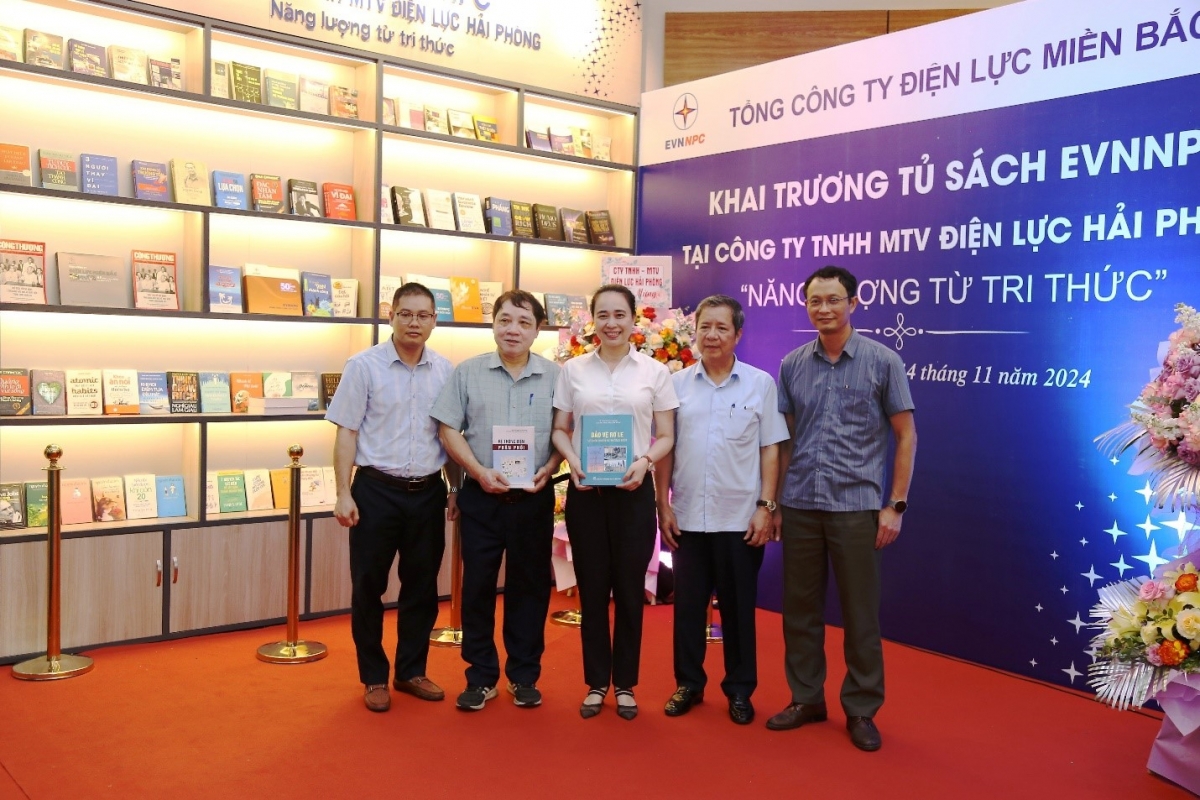 Bà Đỗ Nguyệt Ánh - Bí thư Đảng ủy, Chủ tịch HĐTV EVNNPC cùng các đại biểu tham quan không gian trưng bày sách