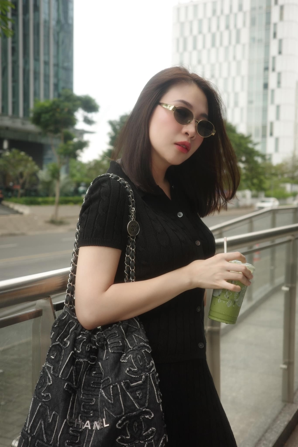 Đàm Thu Trang diện trang phục đơn giản xuống phố. (Nguồn: FBNV)