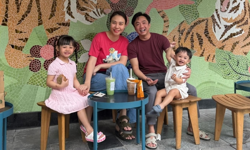 Về đến nhà sau chuyến du lịch, người mẫu Đàm Thu Trang hạnh phúc khi ông xã - doanh nhân Cường Đô La - cùng con gái và con trai trang trí nhà cửa, chuẩn bị sẵn bánh kem chúc mừng tuổi mới của cô.