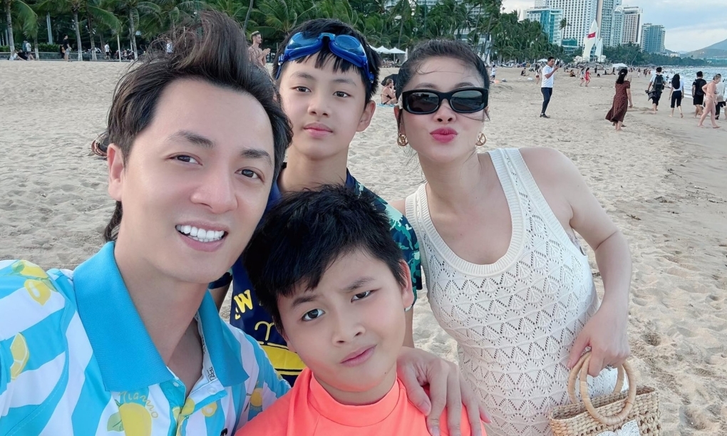Gia đình Đăng Khôi – Thủy Anh lưu giữ lại những bức ảnh đi biển. Thủy Anh gọi gia đình là “trạm sạc bình yên”. (Nguồn: FBNV)