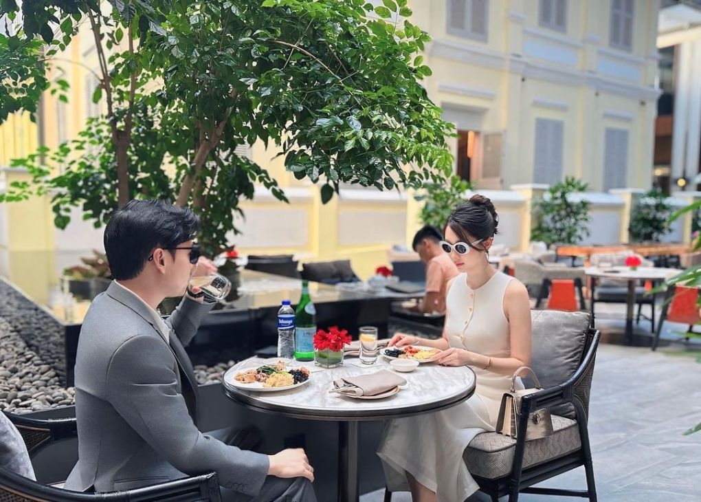 Hoa hậu Đặng Thu Thảo xách túi hiệu khi hẹn hò cùng chồng tại một khách sạn 5 sao ở Phnom Penh. (Nguồn: FBNV)