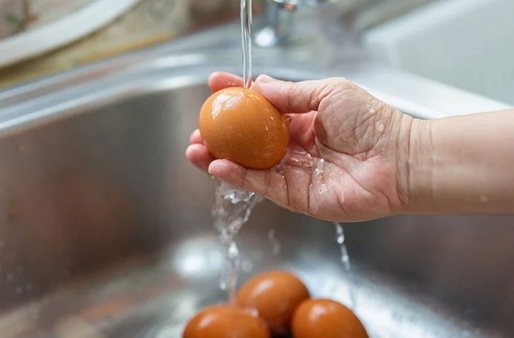 Vệ sinh sạch trước khi bảo quản để tránh nguy cơ ngộ độc do vi khuẩn có hại phát triển (Ảnh minh hoạ)