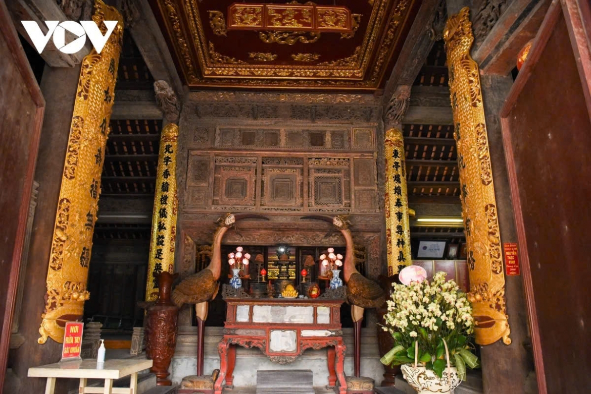 Bức võng của đình phủ kín một diện rộng, kéo dài từ thượng lương xuống hạ xà và mở ngang hết một gian. Cửa võng được chạm lọng kết hợp chạm nổi tinh xảo trên cả 7 lớp, 9 ô các đề tài tứ linh, tứ quí.... phía trên bức cửa võng là bức trần gỗ che kín mái gian giữa với hình trang trí là một con chim Phượng xoè rộng cánh tới các vầng vân mây quanh đó