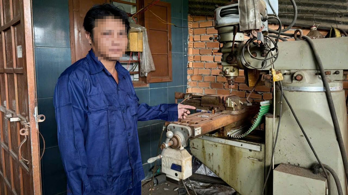Đối tượng Lềnh Chi Và bên máy móc dùng để chế tạo vũ khí (ảnh: ĐC)
