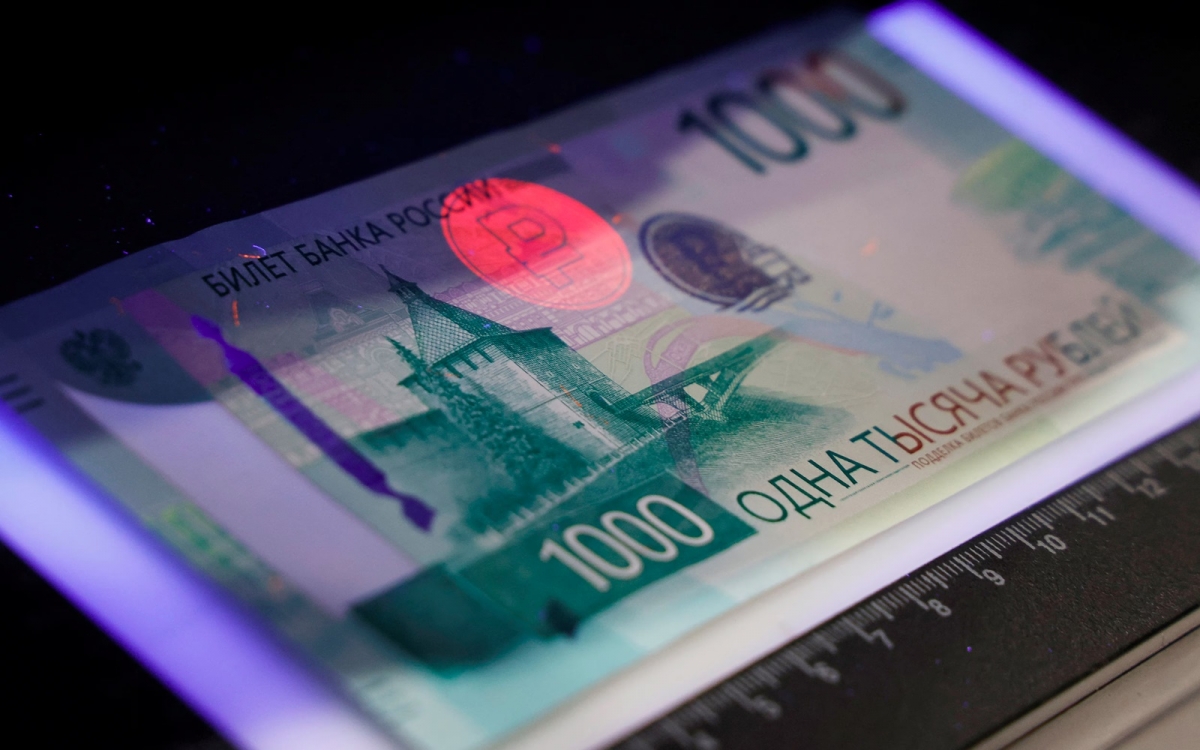 Đồng rúp Nga trong máy soi chiếu tiền tệ. Ảnh: Reuters.