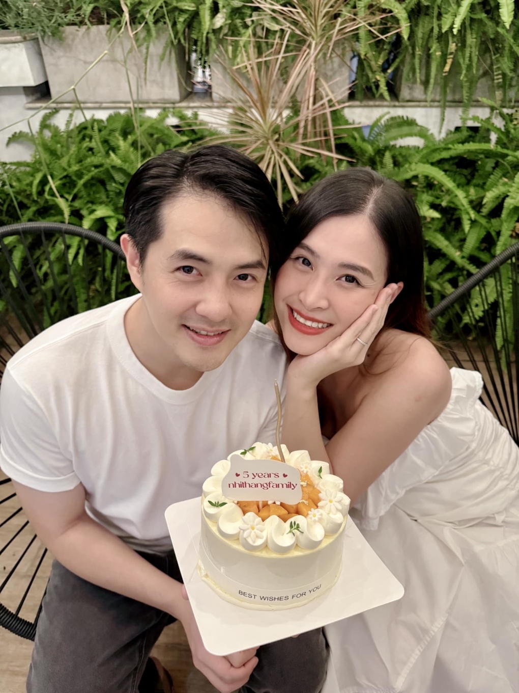 Ca sĩ Đông Nhi và Ông Cao Thắng cùng đăng bức ảnh bên chiếc bánh kem gắn dòng chữ "5 years nhithang family". Nữ ca sĩ diện chiếc váy trắng phom rộng điệu đà, trang điểm nhẹ nhàng trong khi ông xã cô mặc áo phông màu đồng điệu với vợ. Thay vì mở tiệc, họ cùng kỷ niệm ngày đặc biệt ngay tại ban công của gia đình.