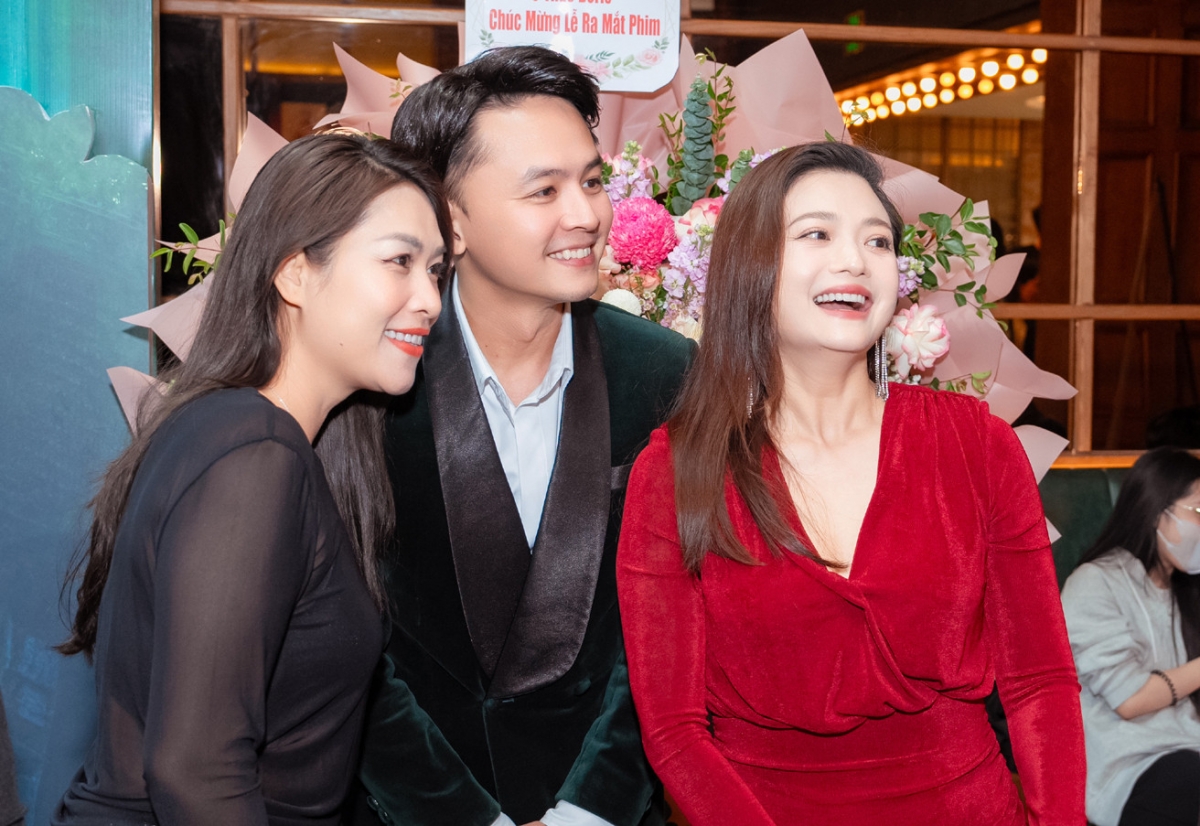 Kiều Anh và Hà Hương tới chúc mừng bạn diễn Văn Anh ra mắt phim "Linh miêu - Quỷ nhập tràng" tại Hà Nội. Ba diễn viên từng tham gia phim "Phía trước là bầu trời" năm 2001 và Văn Anh đã chuyển vào Nam sinh sống nên ít có cơ hội hội ngộ.