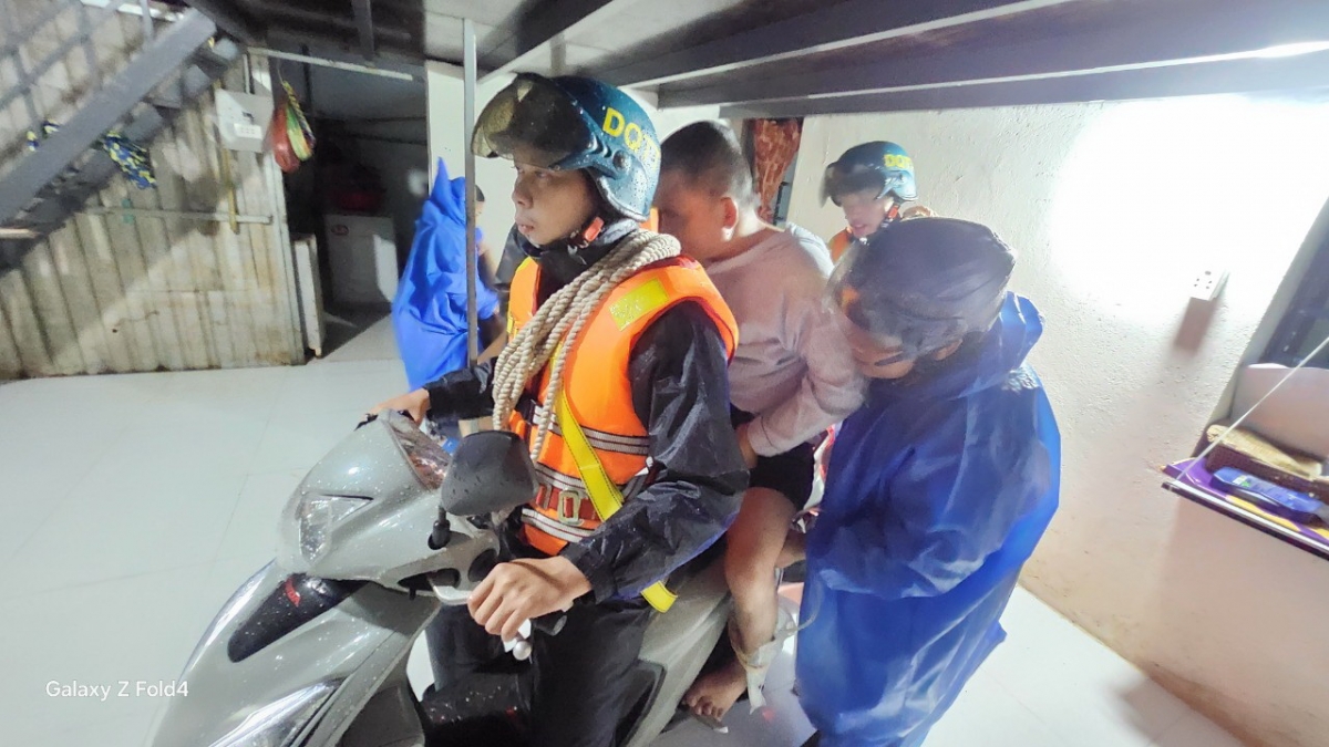 Đưa người ở vùng thấp trũng đến nơi an toàn