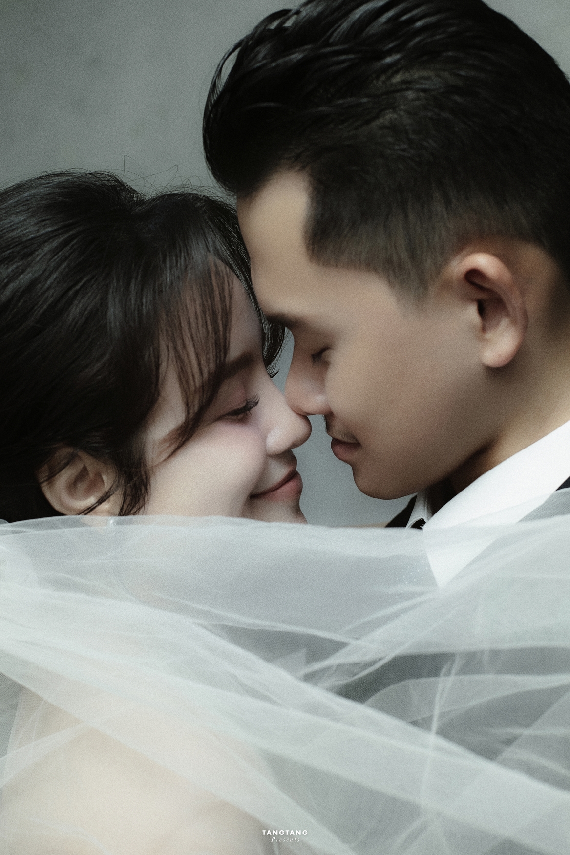 Trong bộ ảnh, Thái Minh thể hiện những cử chỉ ngọt ngào, đầy ấm áp như chính cách anh quan tâm và chăm sóc vợ mỗi ngày. Đó là một tình yêu chân thành, lãng mạn, không cần lời nói nhưng lại vô cùng sâu sắc.