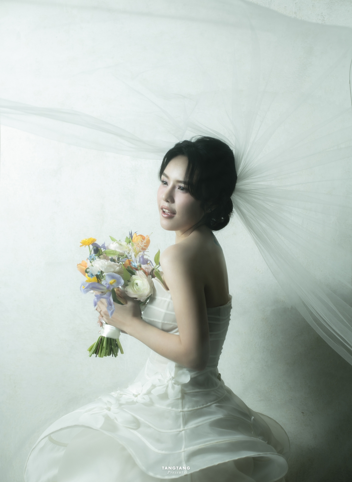 Thái Trinh, sinh năm 1993, từng là hiện tượng trên mạng xã hội với ca khúc "The show". Cô không chỉ có khả năng sáng tác mà còn có thể chơi nhiều loại nhạc cụ như guitar, piano. Thái Trinh gây chú ý khi tham gia “The Voice 2012”. Sau đó, nữ ca sĩ chăm chỉ hoạt động nghệ thuật, mang đến cho khán giả nhiều sản phẩm âm nhạc chất lượng. Năm 2023, Thái Trinh tham gia show "Chị đẹp đạp gió rẽ sóng" và để lại nhiều ấn tượng cho khán giả.