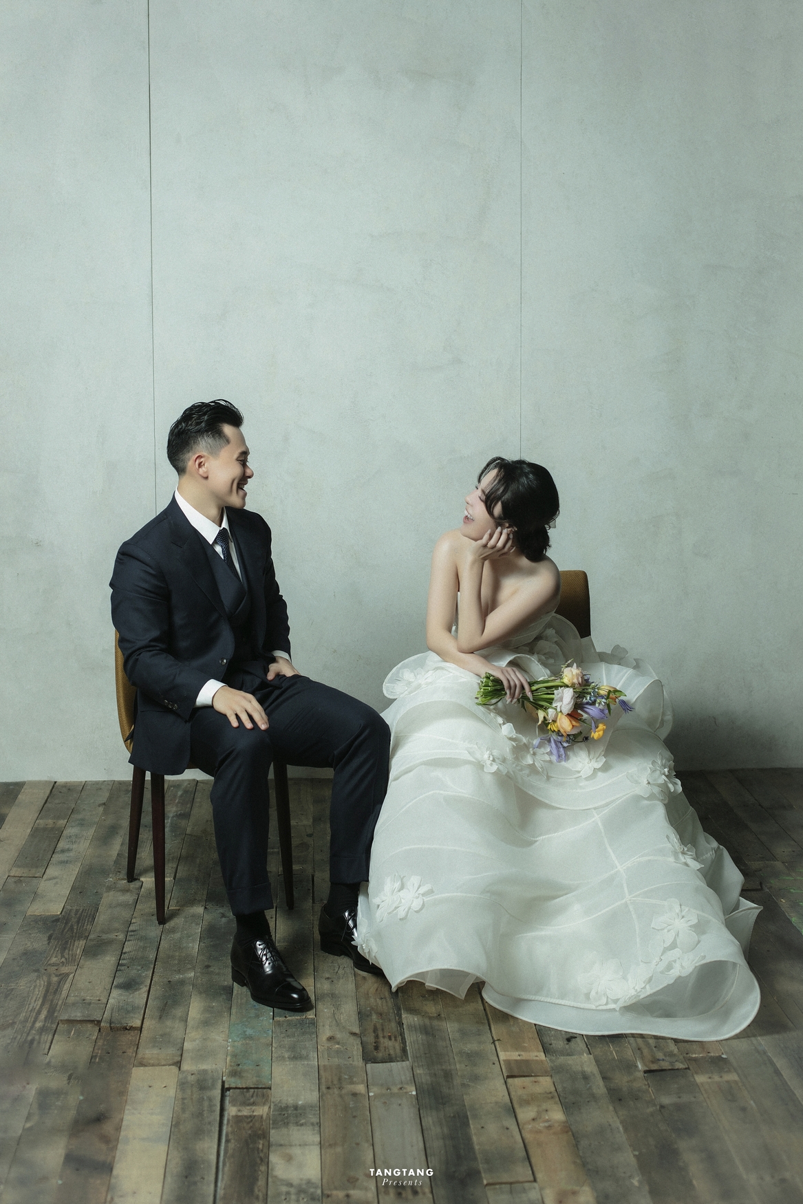 Bộ ảnh cưới được thực hiện trong không gian studio đơn giản nhưng đầy tinh tế, giúp cô dâu và chú rể trở thành điểm nhấn hoàn hảo trong từng khung hình.