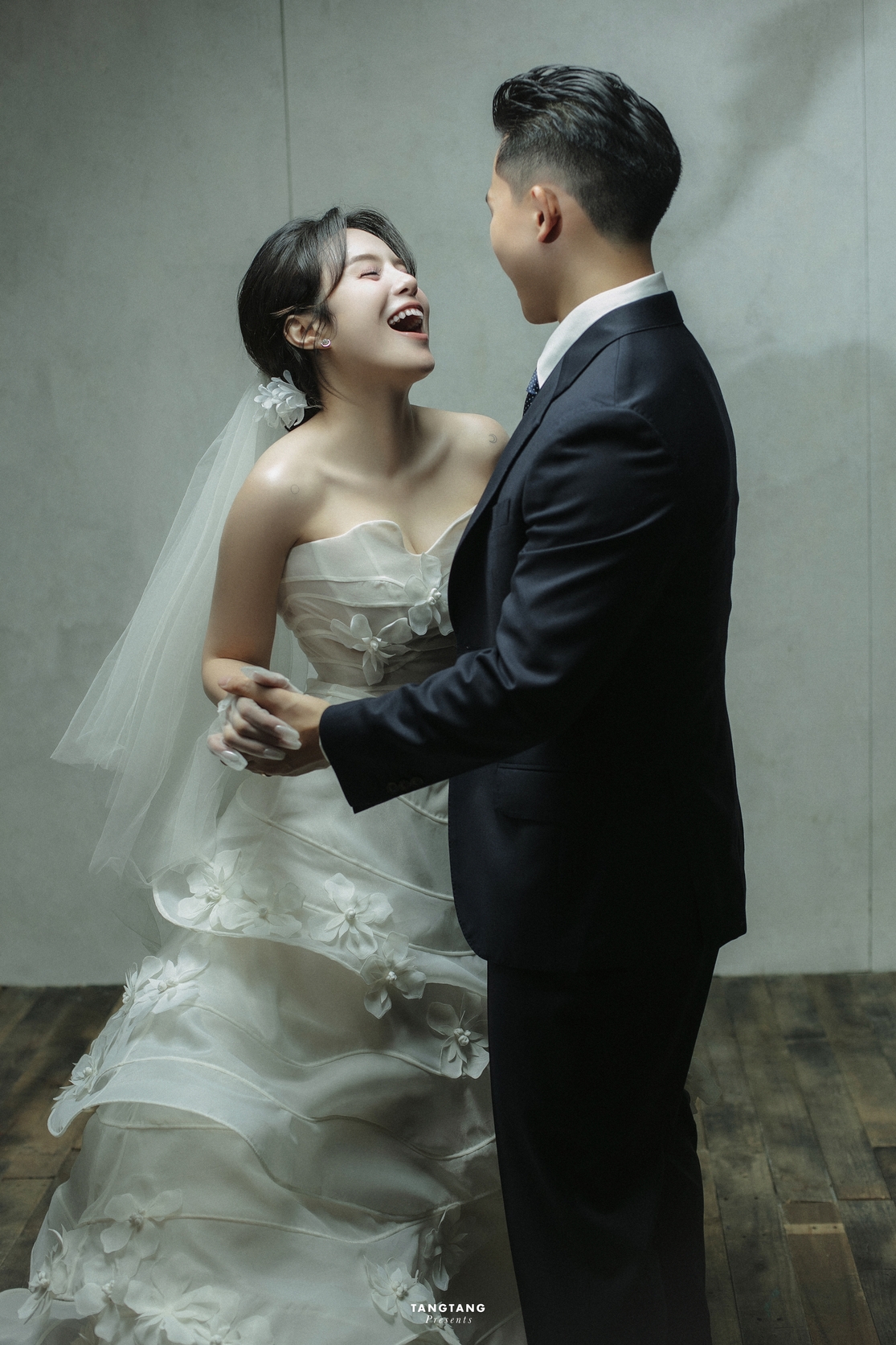 Đây cũng là lần đầu tiên Thái Minh - chồng của Thái Trinh - lộ diện trước công chúng. Anh sinh năm 1999, làm việc trong ngành nhựa, sở hữu ngoại hình điển trai và chiều cao nổi bật. 