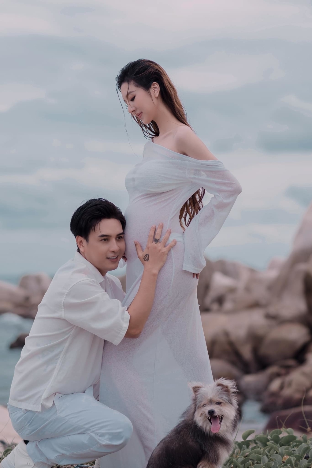 Ca sĩ Hồ Quang Hiếu và bà xã Tuệ Như vùa có chuyến du lịch kết hợp chụp ảnh kỷ niệm ghi nhớ quãng thời gian chuẩn bị đón con đầu lòng.