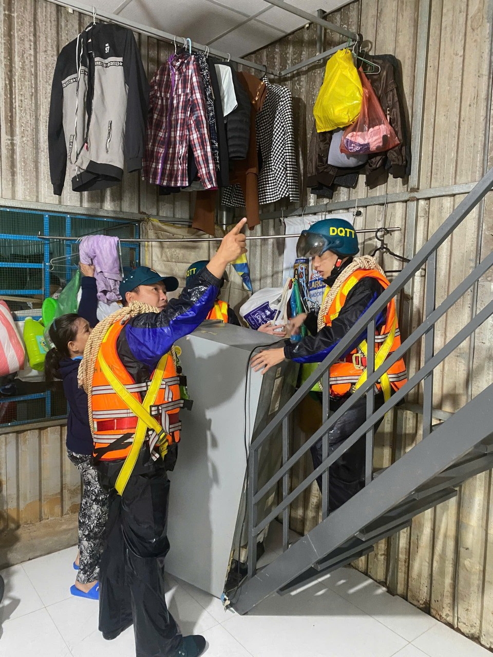 Hỗ trợ người dân di chuyển, kê gác đồ đạc tránh ngập  