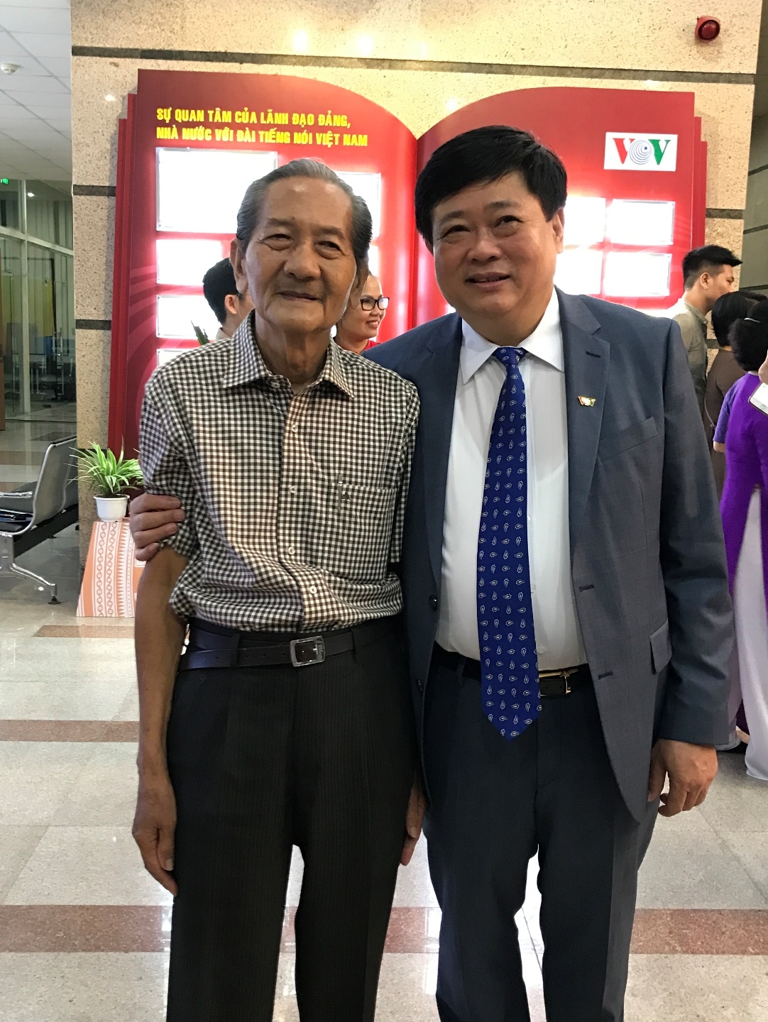 Nguyên Tổng Giám đốc VOV Nguyễn Thế Kỷ và NSƯT Trần Phương dịp kỷ niệm thành lập VOV ngày 07/9/2017