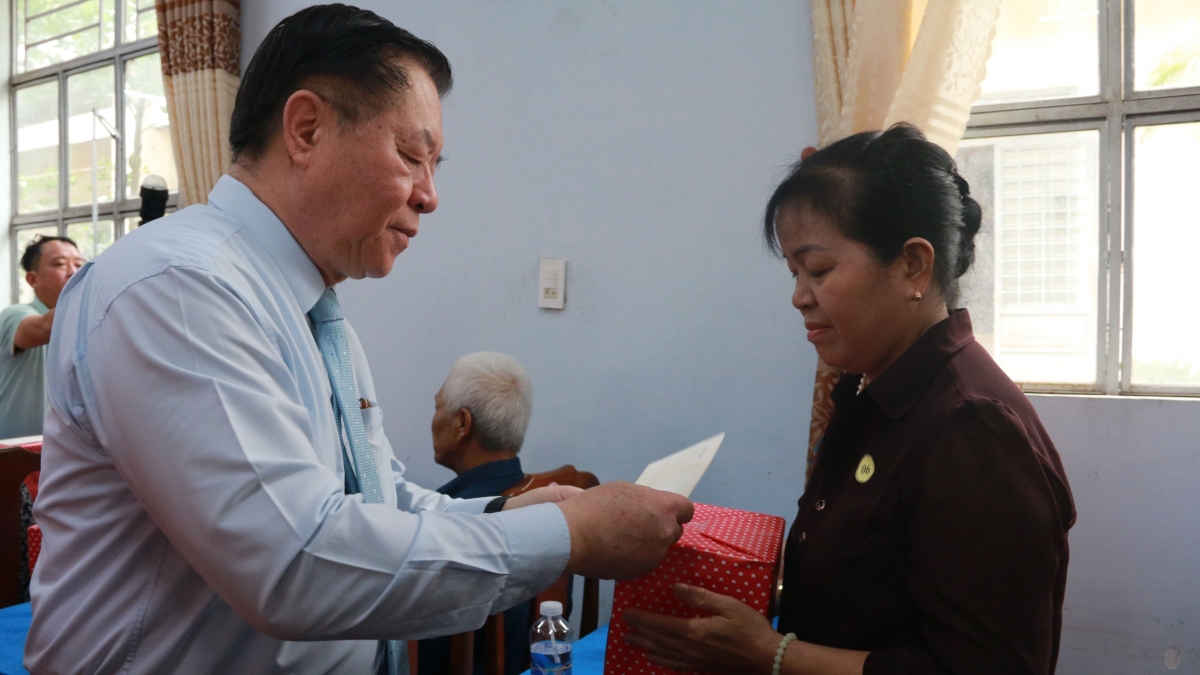 Trưởng Ban Tuyên giáo Trung ương tặng quà các gia đình chính sách tại ấp Tân Bắc (Ảnh: Duy Phương)