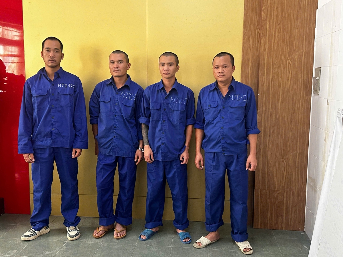 Nhóm đối tượng bị khởi tố về hành vi "Gây rối trật tự công cộng" do Đinh Văn Lực (ngoài cùng bên phải) cầm đầu
