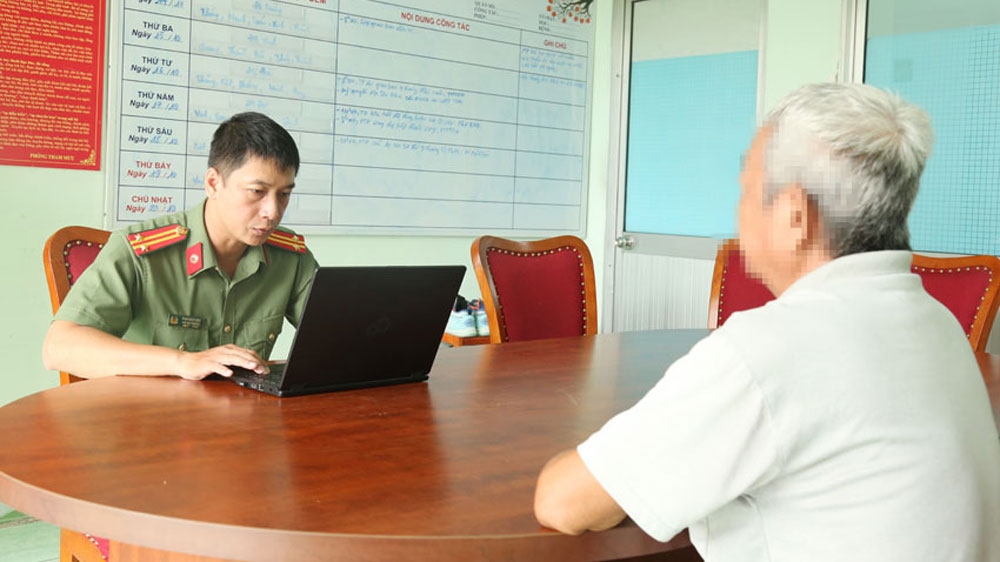 Ông T. đang trình báo sự việc với công an (ảnh: ĐC)