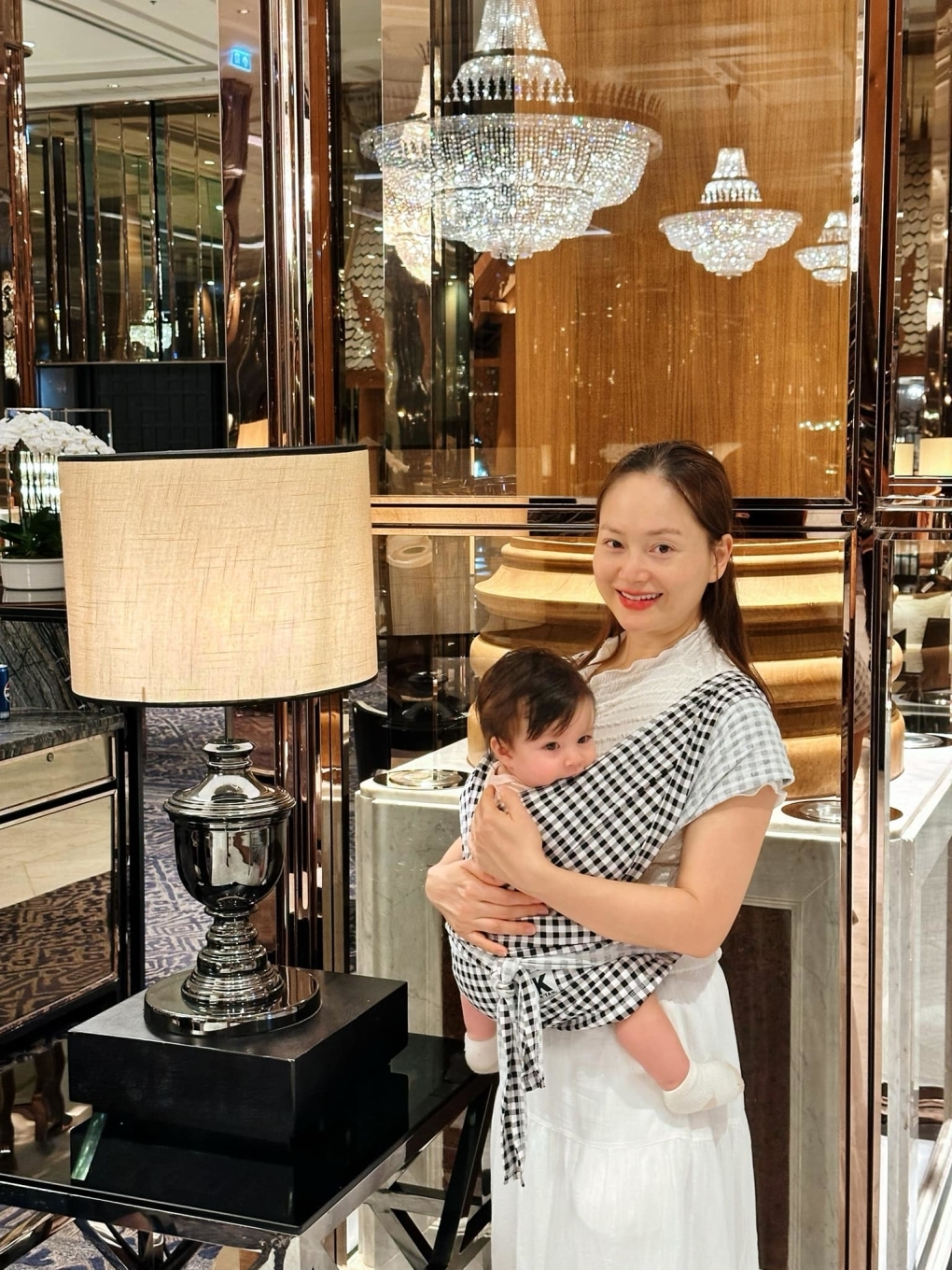 Lan Phương mang theo con sang Thái Lan để chăm sóc chồng điều trị bệnh đau lưng. Nữ diễn viên chia sẻ chuyến đi của gia đình cô dù mệt nhưng rất vui. (Nguồn: FBNV)