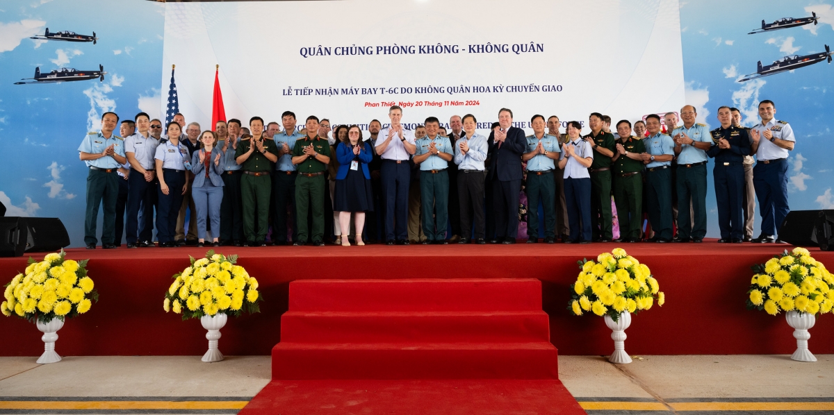 Buổi lễ bàn giao máy bay T-6C. Ảnh: USAF