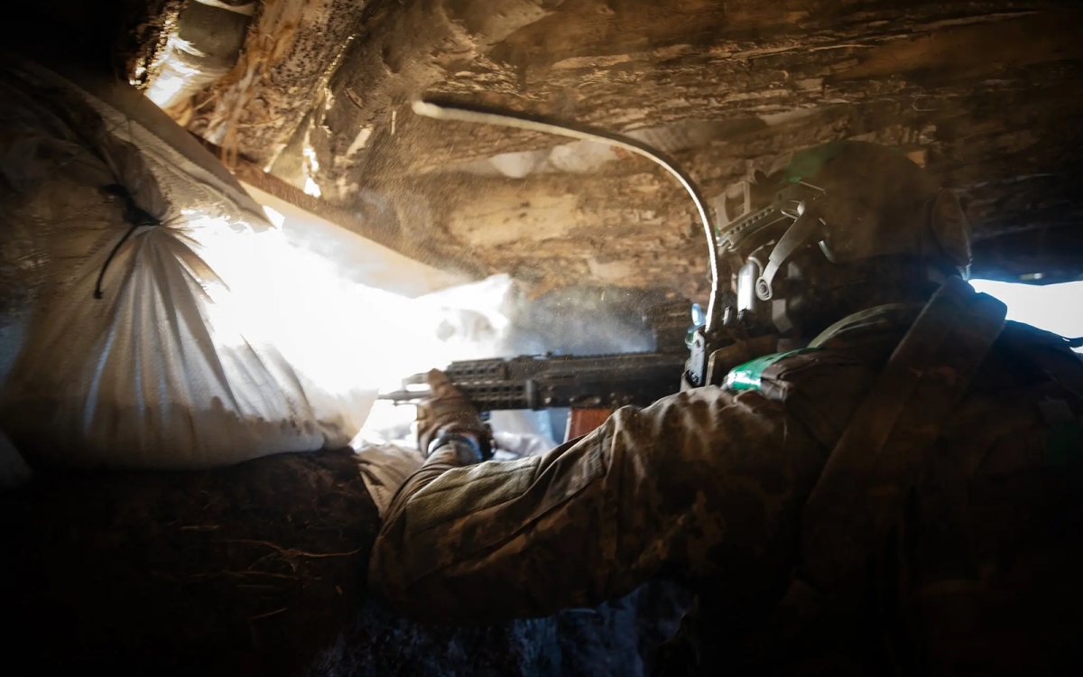 Bộ binh Ukraine trong boong-ke dùng súng tiểu liên bắn chặn quân Nga trong xung đột vũ trang giữa hai nước. Ảnh: Nytimes.