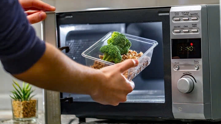 Việc sử dụng đồ nhựa trong lò vi sóng có thể an toàn nếu bạn chọn đúng loại và sử dụng đúng cách. (Ảnh: Anyday)