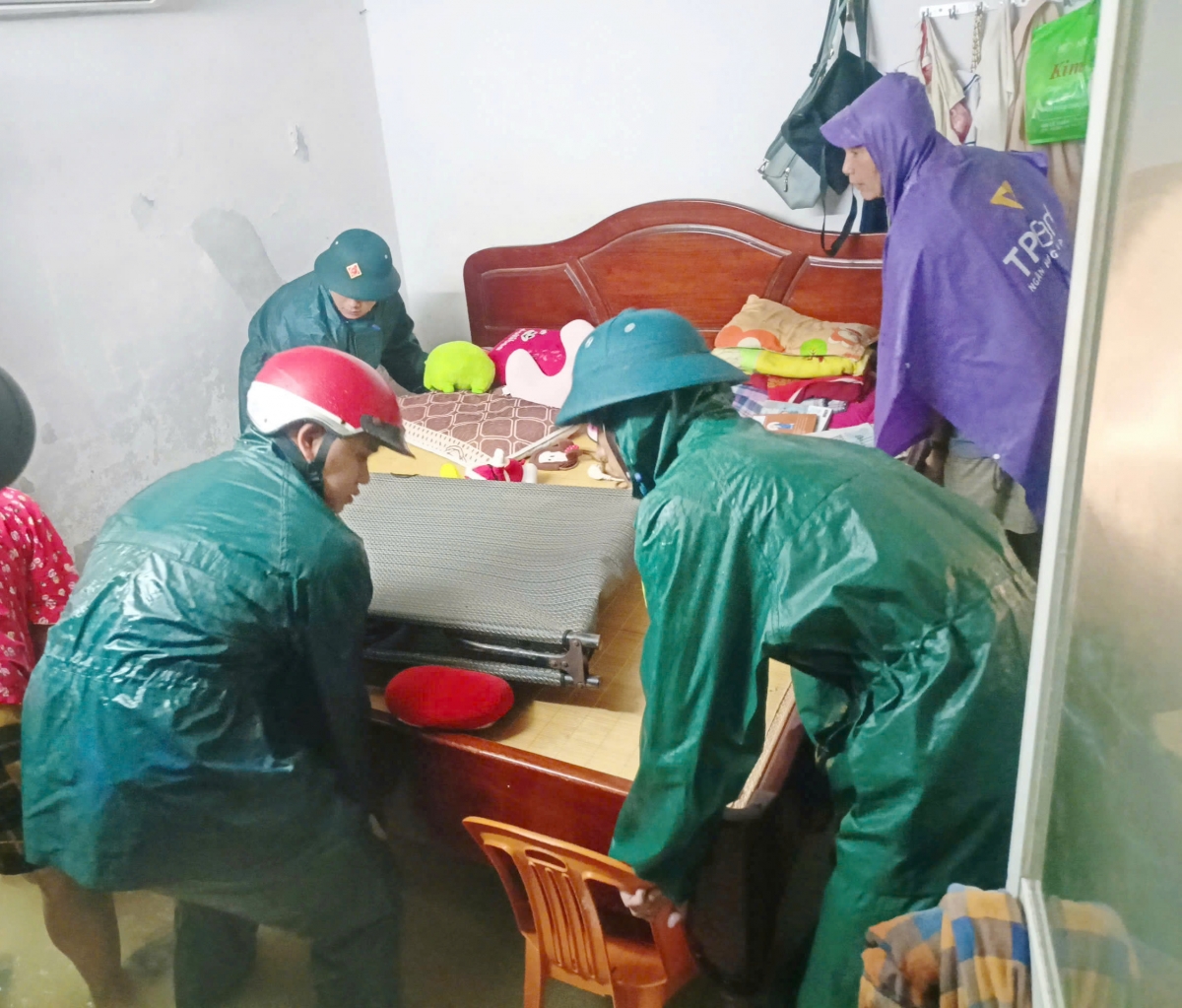 Lực lượng vũ trang Quân Khu 5 giúp dân di chuyển đồ đạc tránh ngập