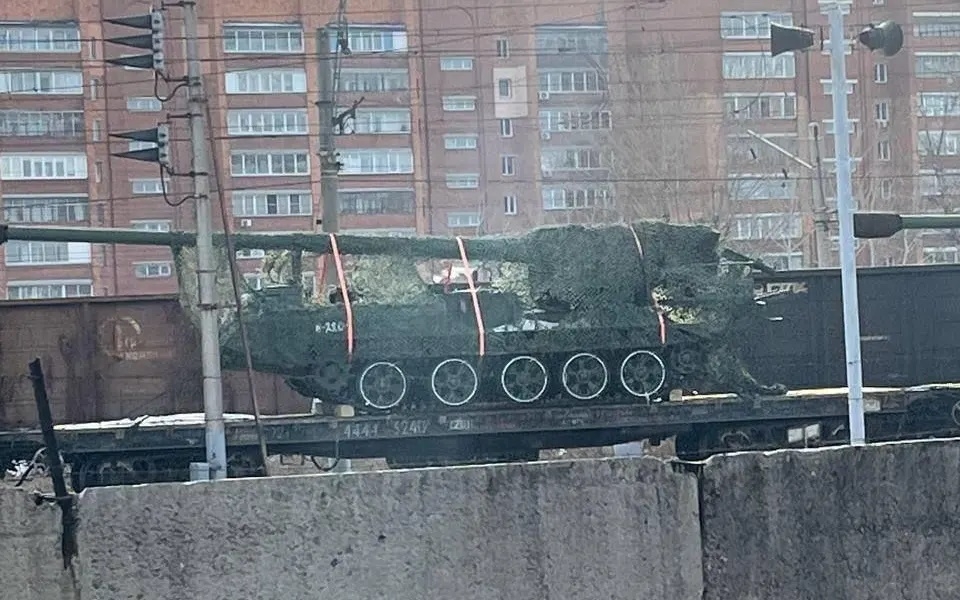 Lựu pháo M1989 được chở bằng tàu hỏa. Ảnh: Kherson Cat.