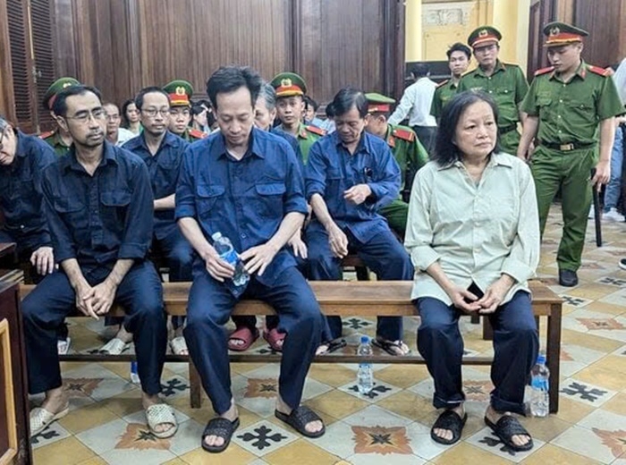 Bà Trần Thị Bình Minh (áo trắng, cựu Phó giám đốc Sở KH&amp;ĐT TP.HCM) hầu toà trong vụ án liên quan công ty AIC và Trung tâm công nghệ sinh học TP.HCM.
