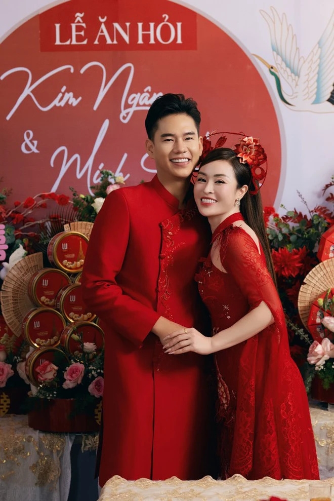 Diễn viên Minh Hoàng và bạn gái tổ chức lễ ăn hỏi vào ngày 11/11. Tiệc cưới của cặp đôi diễn ra một ngày sau đó tại Hà Nội với khoảng 450 khách mời.