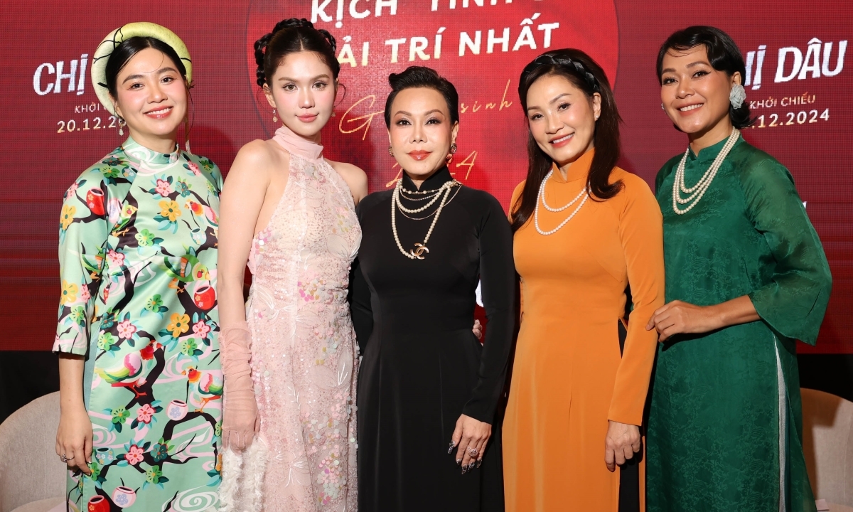 Ngọc Trinh diện áo dài cách điệu với cổ yếm, khoe vai thon đến sự kiện. Cô là một trong năm nữ chính của phim 'Chị dâu', vào vai nàng dâu út có người chồng nợ nần, bị các chị dâu của chồng coi thường.