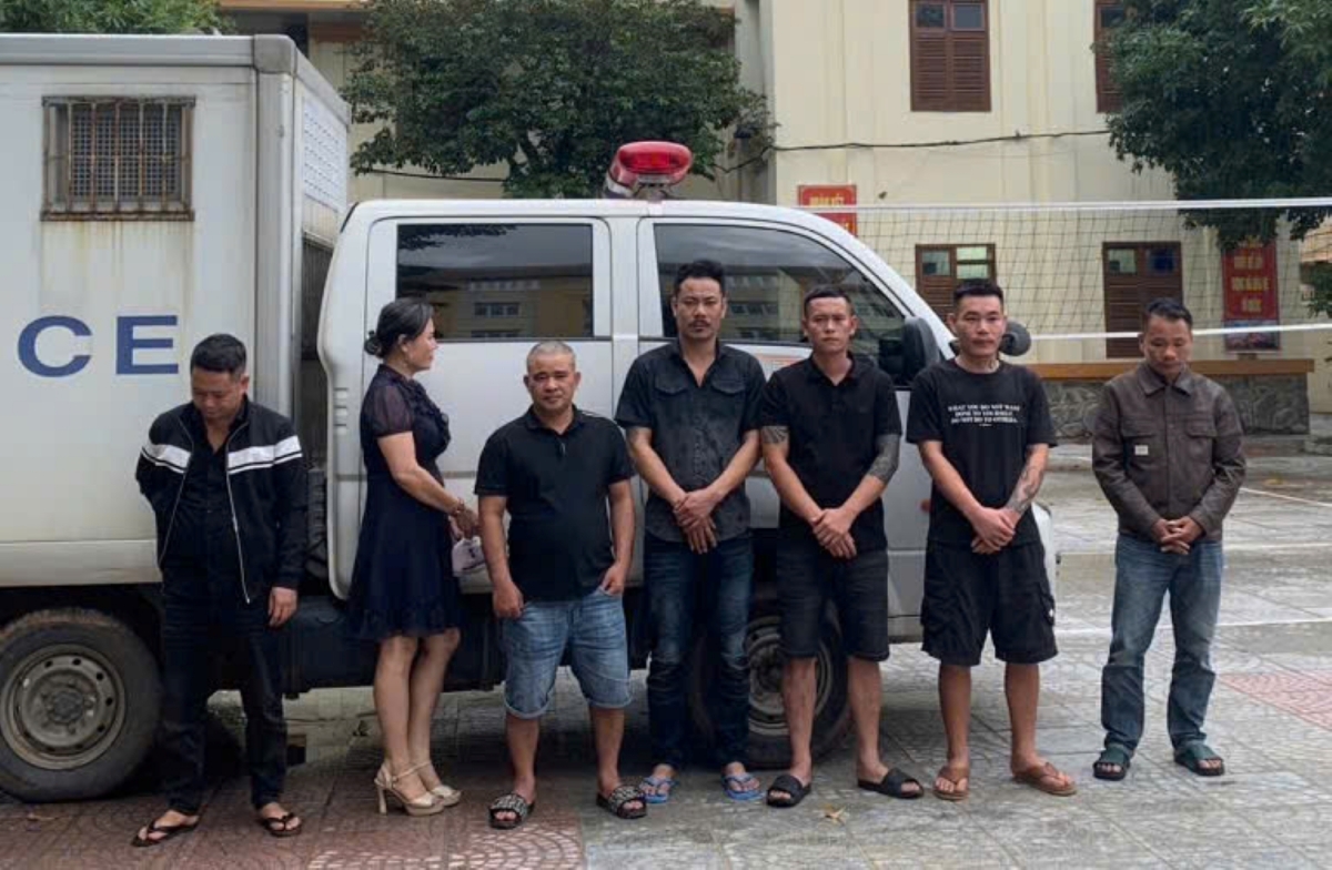 Nhóm người đánh bạc bị bắt quả tang