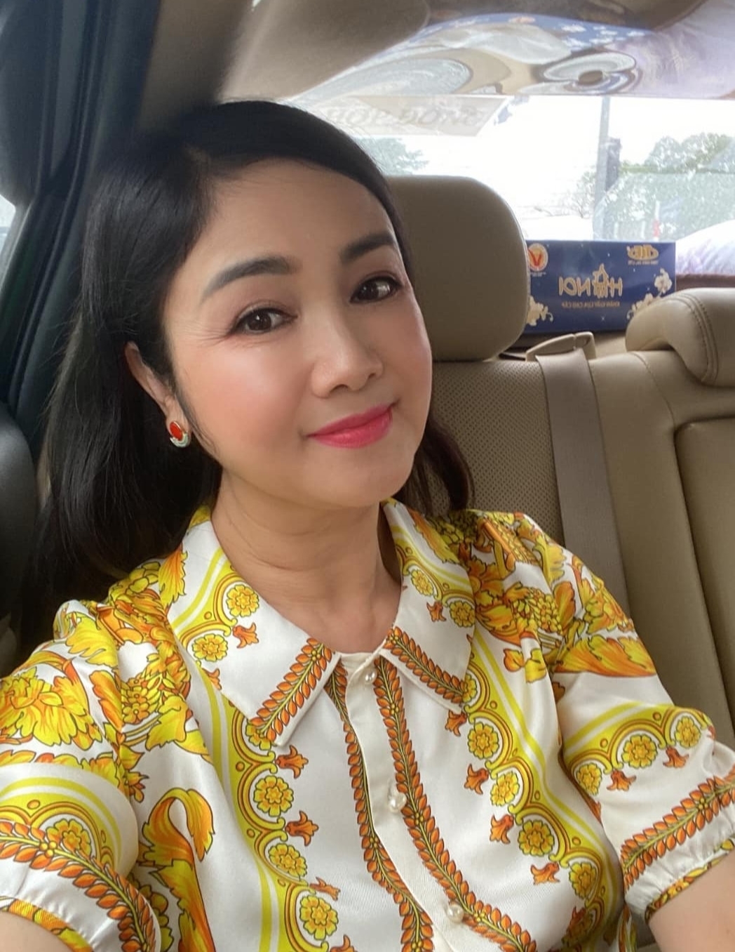 NSND Thu Hà đăng ảnh mừng sinh nhật tuổi mới nhiều người khen chị ngày càng trẻ đẹp.