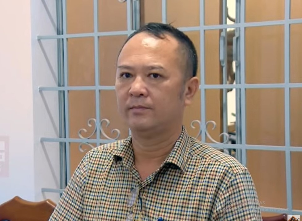 Ông Trịnh Doãn Dũng, Giám đốc Công ty TNHH Dũng Lợi nghe Cơ quan Cảnh sát điều tra tống đạt quyết định khởi tố