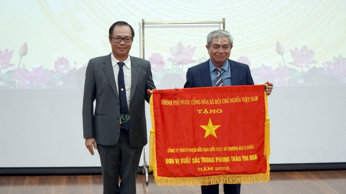 Ông Vũ Quang Hùng, Trưởng Ban Quản lý Khu công nghệ cao và các khu công nghiệp Đà Nẵng trao Cờ thi đua của Chính phủ tặng Công ty TNHH Kiến trúc và Thương mại Á Châu