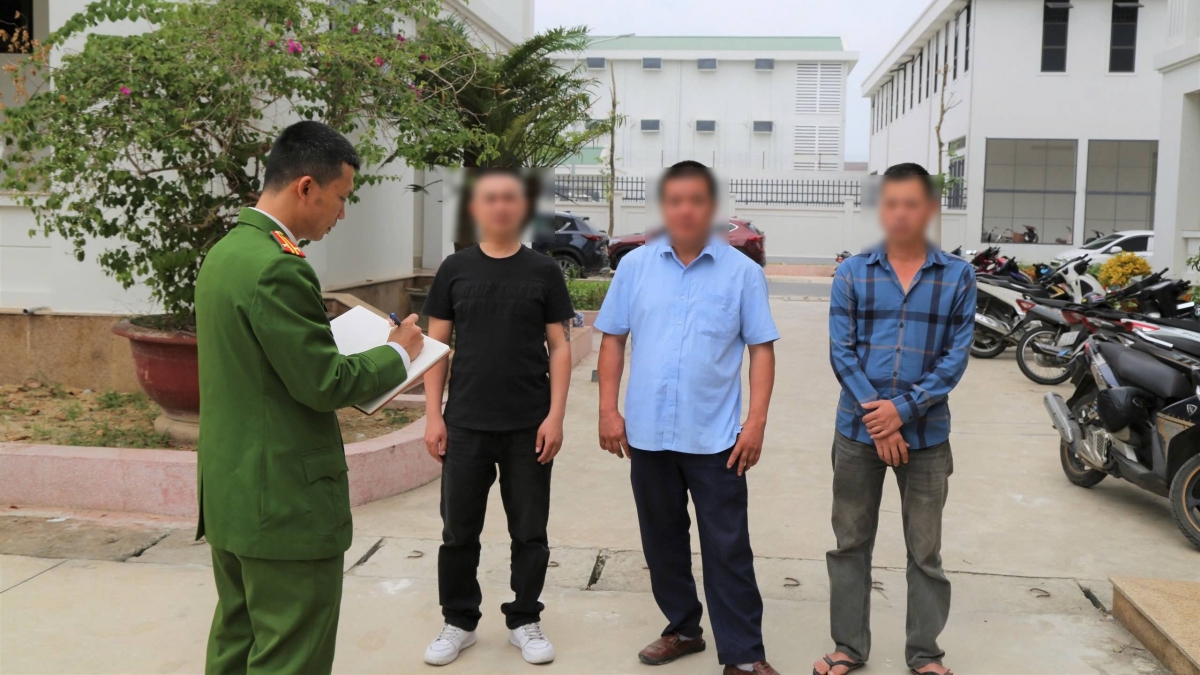 Ba đối tượng Phạm Anh Tuấn, Trần Trung Thành và Dương Văn Toàn tại cơ quan công an.