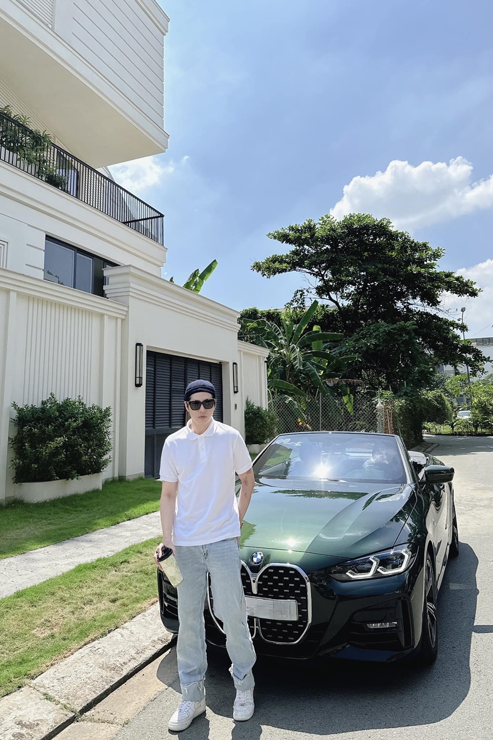 Noo Phước Thịnh lái xe đi chơi cuối tuần trước khi bắt đầu tháng bận rộn với lịch diễn dày đặc. (Nguồn: FBNV)
