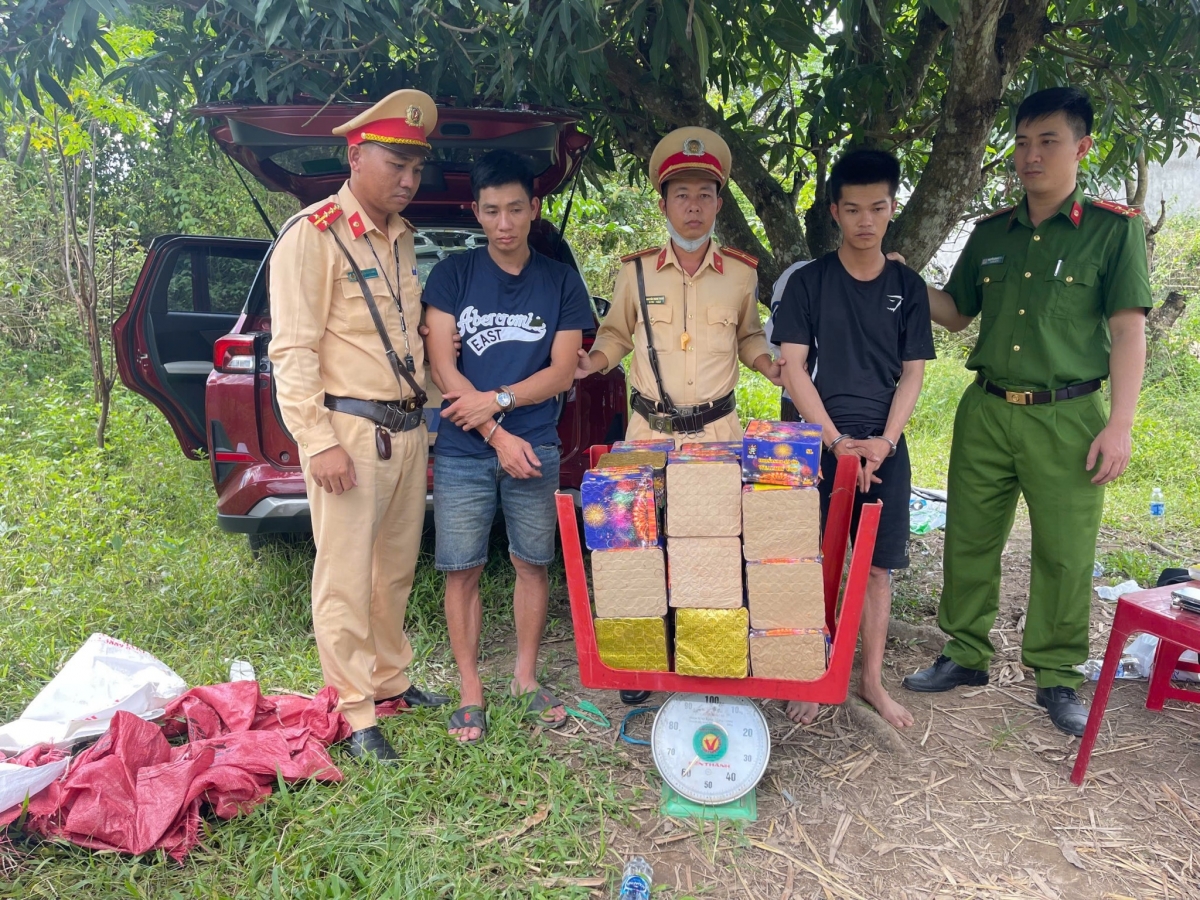 Các lực lượng công an Đắk Nông phối hợp bắt giữ Lê Văn Mạnh và Lê Thanh Vũ cùng tang vật.