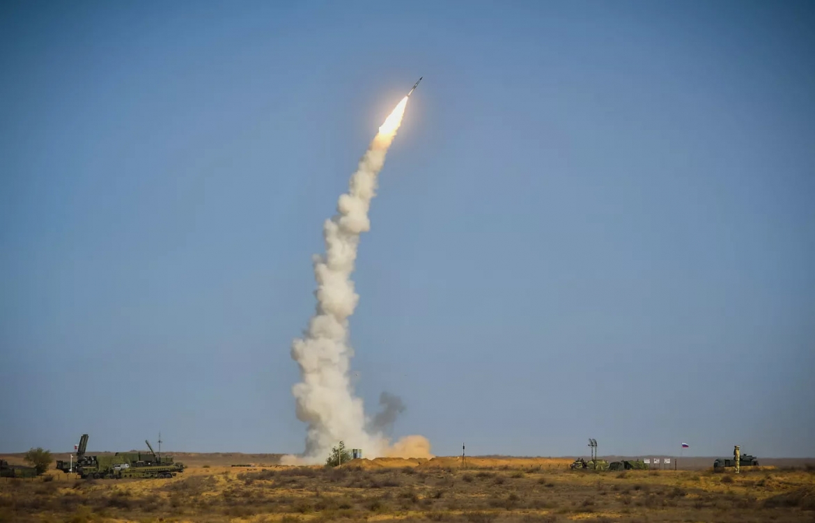 Hệ thống phòng không S-400 của Nga khai hỏa trong một cuộc tập trận. Ảnh: Sputnik