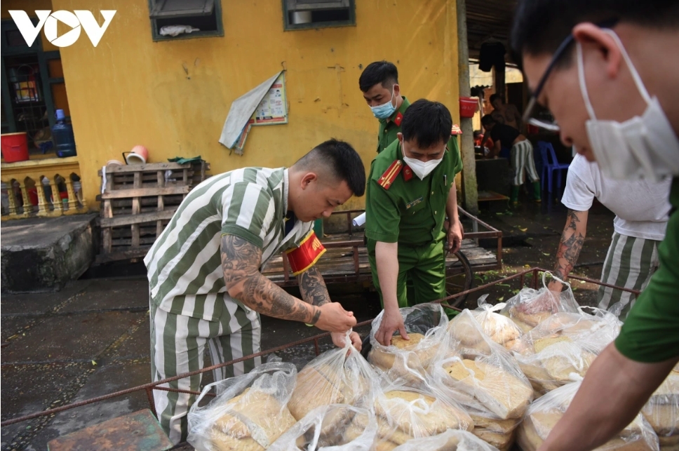 Giò chả để "tăng cường" cho bữa ăn phạm nhân dịp Tết trại Vĩnh Quang.