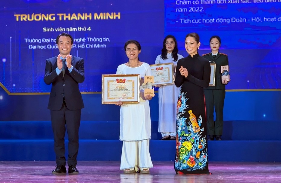 Ông Nguyễn Thiên Tú, Giám đốc Trung tâm Phát triển KHCN và Tài năng trẻ và bà Vũ Phương Thanh – Đại sứ thương hiệu Number 1 trao trao giải cho nữ sinh KHCN Việt Nam.