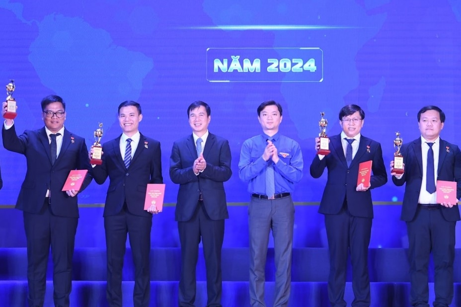 Thứ trưởng Bộ KHCN Bùi Thế Duy cùng Bí thư BCH Trung ương Đoàn Nguyễn Minh Triết trao thưởng Quả cầu vàng cho Tiến sĩ Nguyễn Văn Sơn (thứ 2 từ trái sang) cùng các nhà khoa học trẻ tiêu biểu.