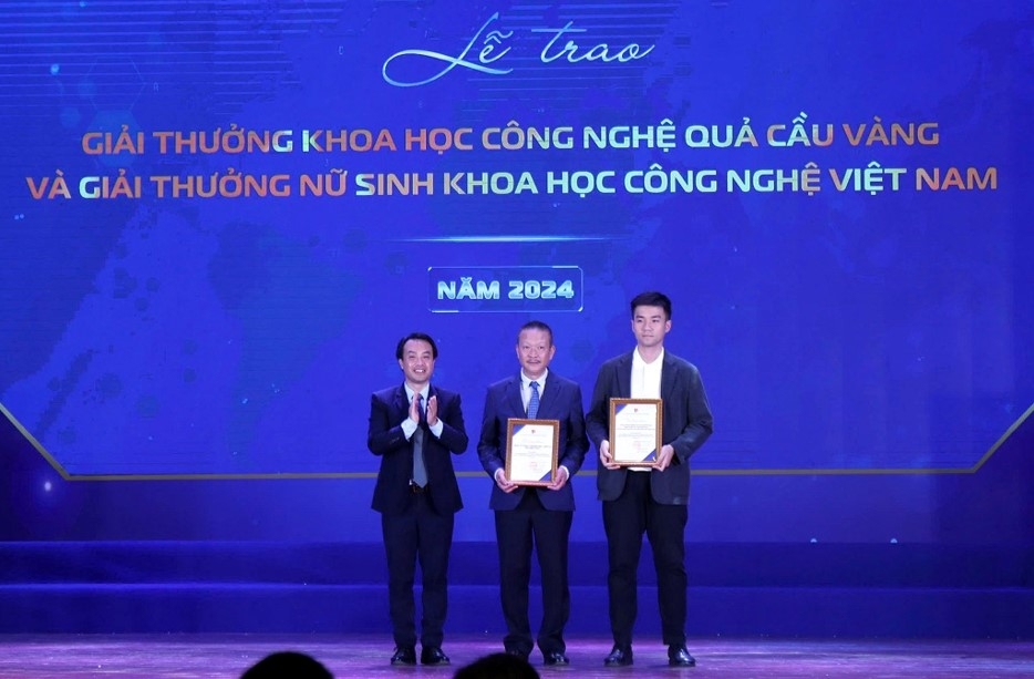 Ông Nguyễn Duy Hưng (giữa), Chủ tịch Ủy ban Quản trị, Đảm bảo hoạt động &amp; Danh tiếng Công ty Tân Hiệp Phát tại lễ trao giải.