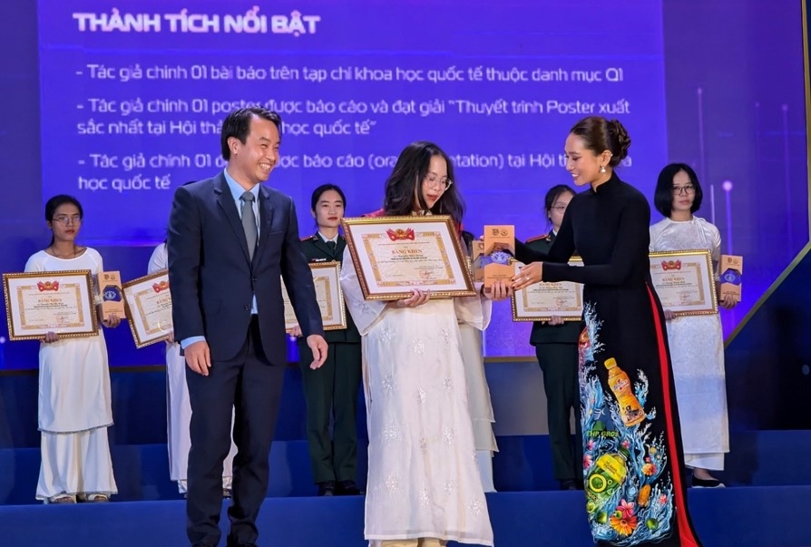 Bà Vũ Phương Thanh, đại sứ thương hiệu Number 1 trao giải thưởng Nữ sinh KHCN Việt Nam.