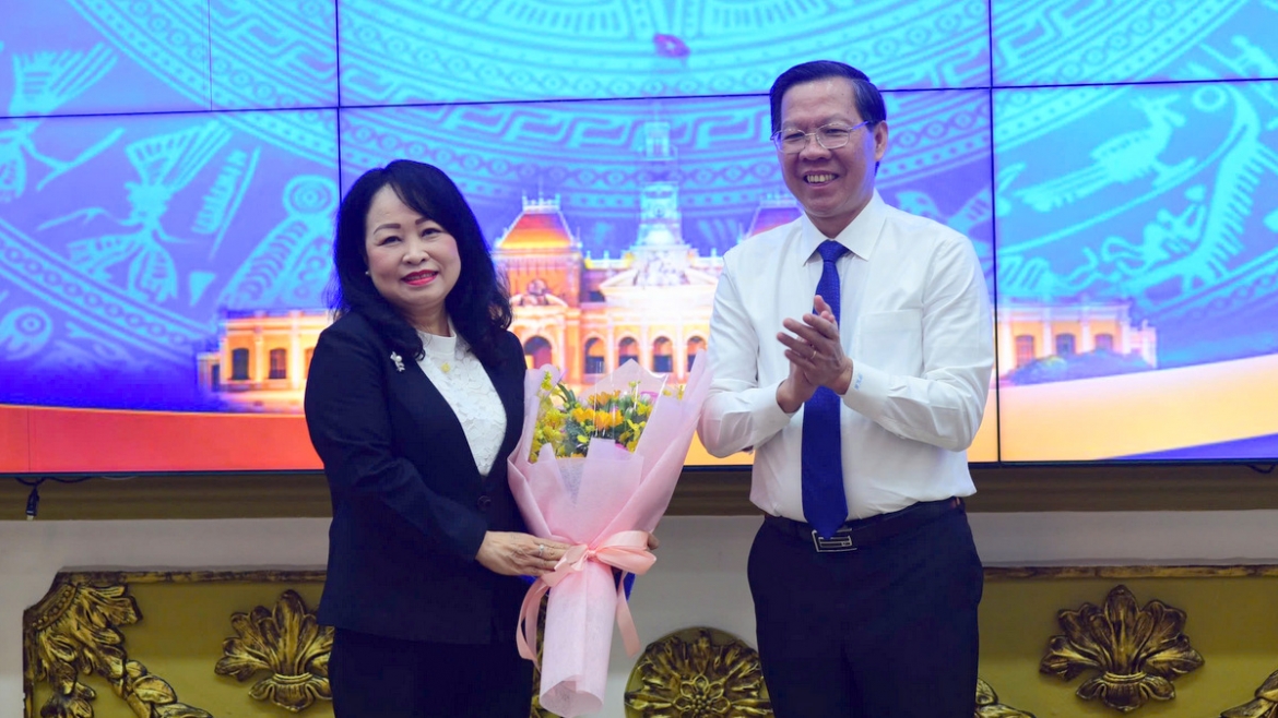 Ông Phan Văn Mãi trao quyết định cho bà Lê Ngọc Thùy Trang (ảnh Q.H)
