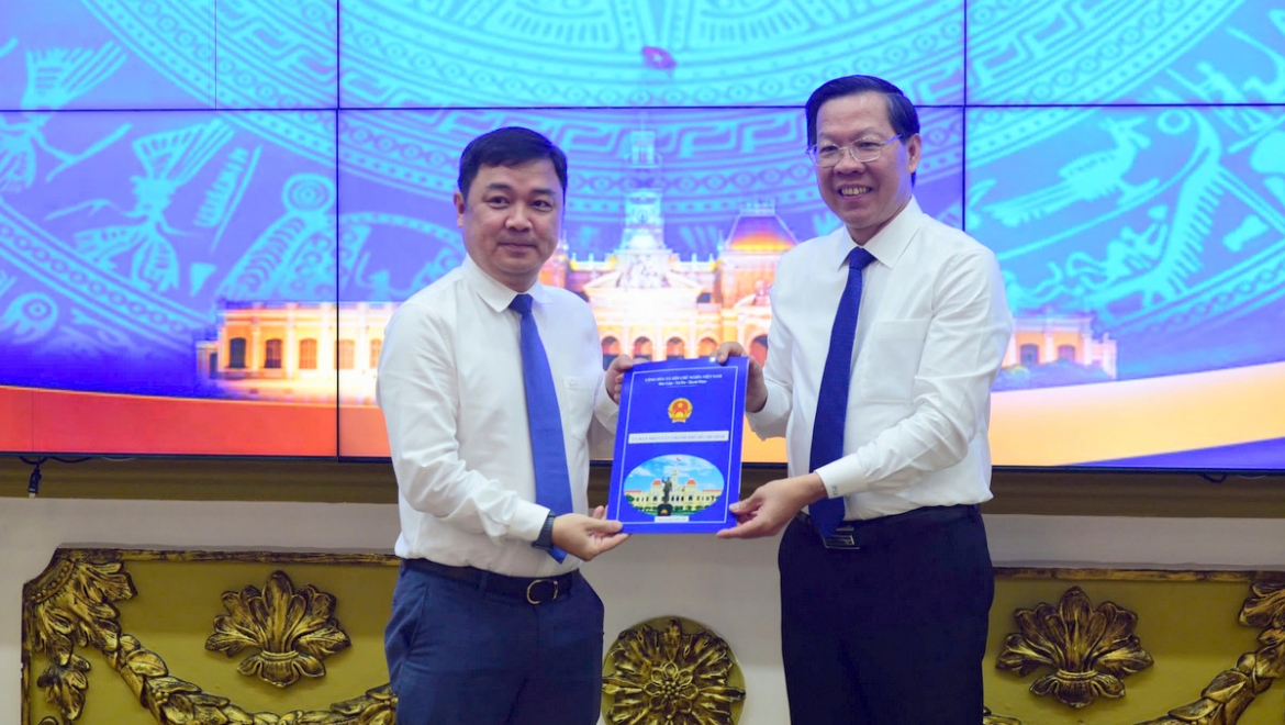 Ông Phan Văn Mãi trao quyết định cho ông Trương Tuấn Anh (ảnh Q.H)