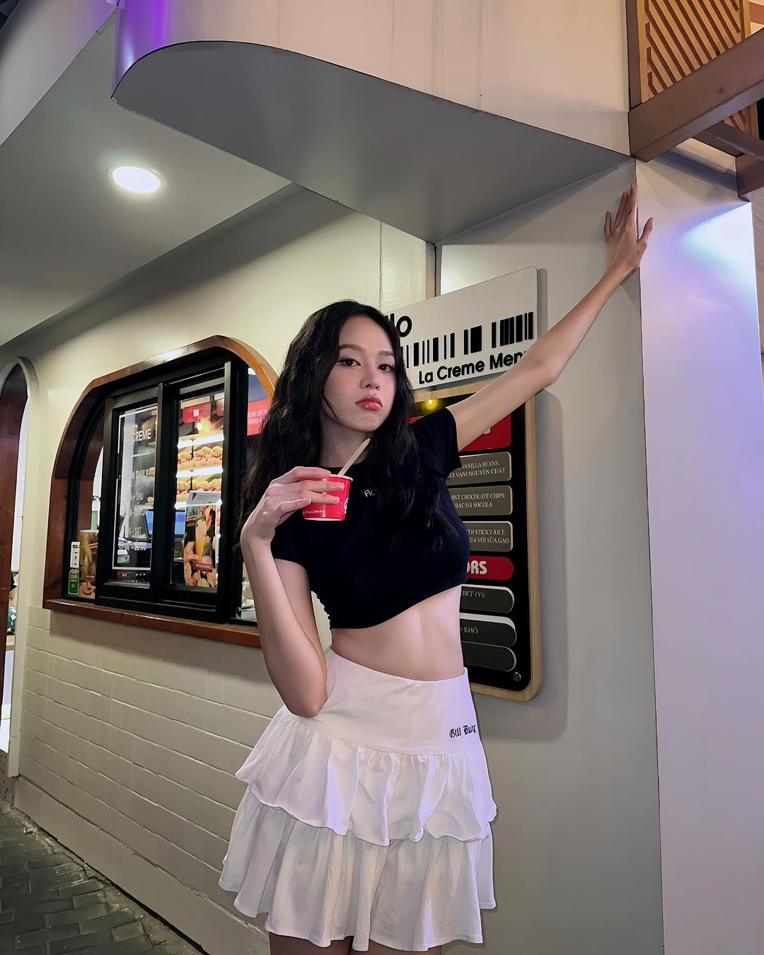 Thanh Thủy ưa thích áo crop top phối với chân váy khi đi dạo phố. Nàng hậu cũng thường thử nghiệm bản thân ở nhiều hình ảnh và phong cách khác nhau. 